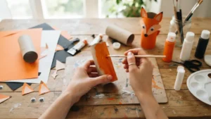 Decorando un tubo de cartón reciclado para crear un animal de manualidades